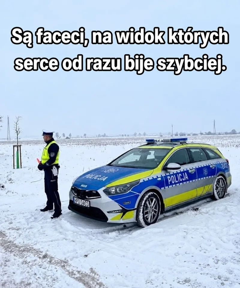 Policjant obok radiowozu na zaśnieżonej drodze. Napis: „Są faceci, na widok których serce od razu bije szybciej.”