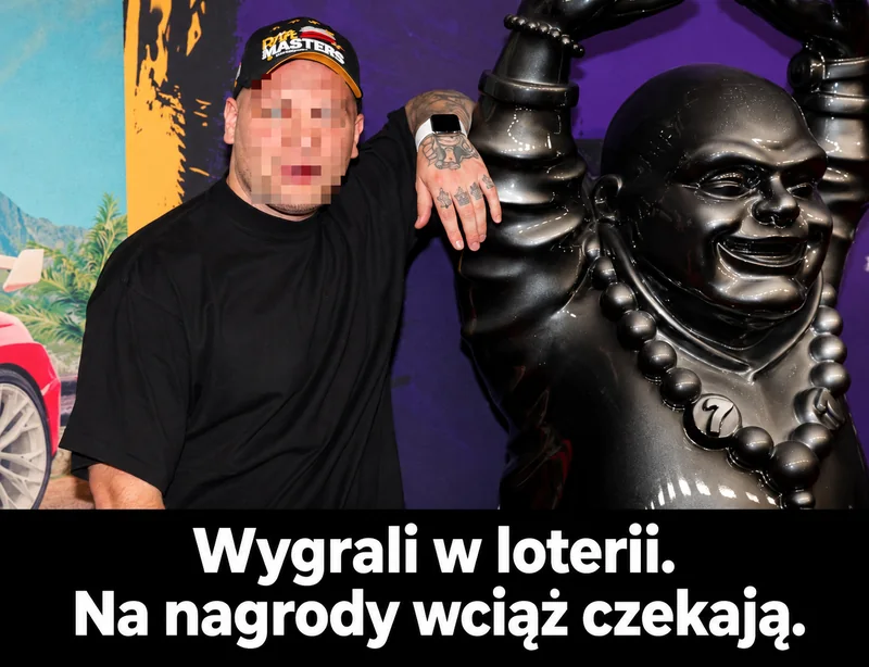 Mężczyzna z zamazaną twarzą obok ciemnej rzeźby. Podpis: „Wygrali w loterii. Na nagrody wciąż czekają.”