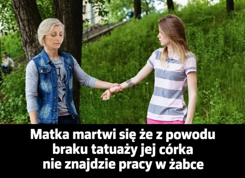 Dwie osoby stoją obok drzewa. Oryginalny satyryczny podpis: Matka martwi się że z powodu braku tatuaży jej córka nie znajdzie pracy w żabce.